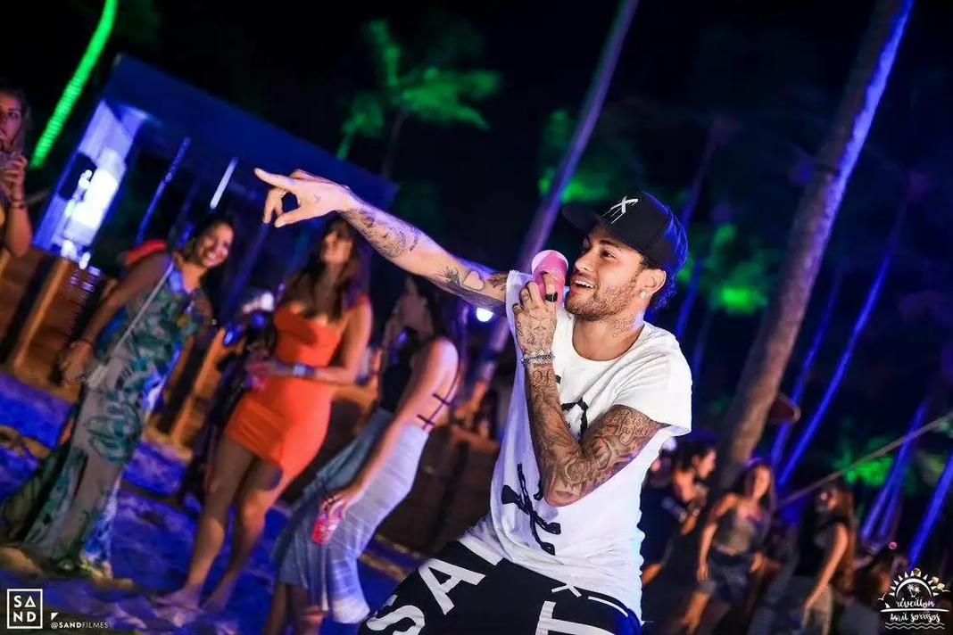 再次情绪失控，阿德耶米因不满自己被换下而怒气冲冲（被换下引发不满，阿德耶米怒火难抑再度失控）