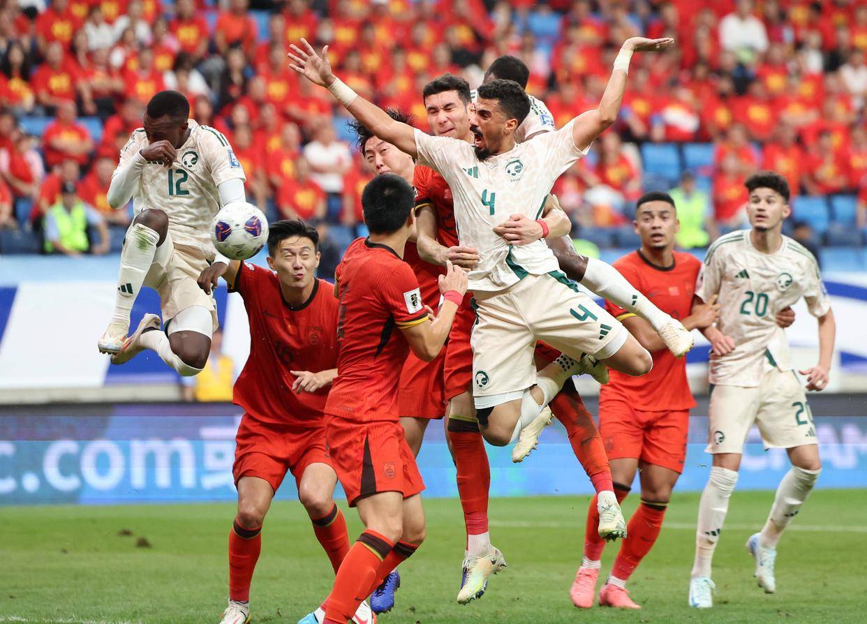 足球曼联门将世界级神扑登上热搜（曼联门神上演世界级扑救，迅速冲上热搜）