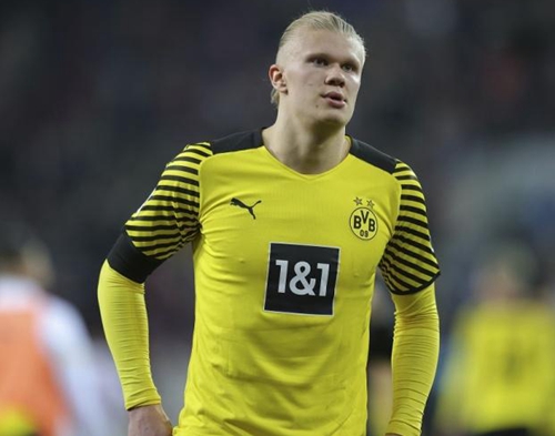 米兰冬奥会火炬传递至那不勒斯，卡纳瓦罗担任火炬手（米兰冬奥火炬抵达那不勒斯，卡纳瓦罗领衔传递）