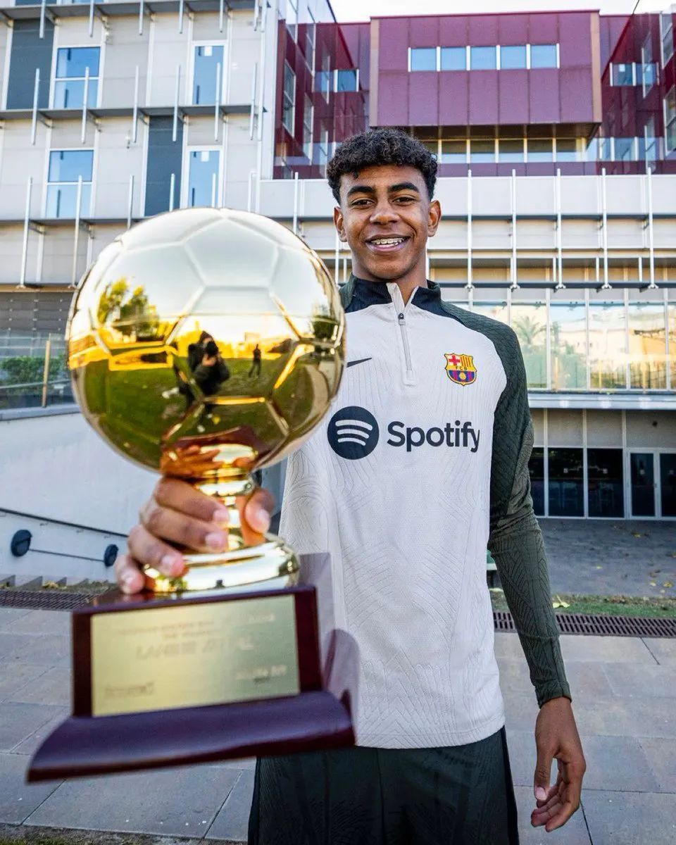 山东泰山今天下午在基地举行球迷开放日，一百多名球迷到场