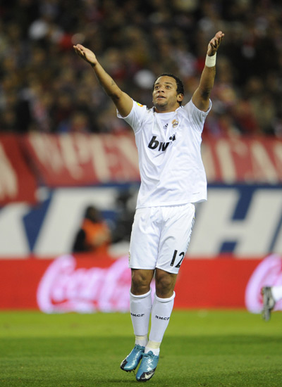 足球中超球队旅程曝光，航班延误引不满（中超球队出行细节流出，航班延误惹不满）