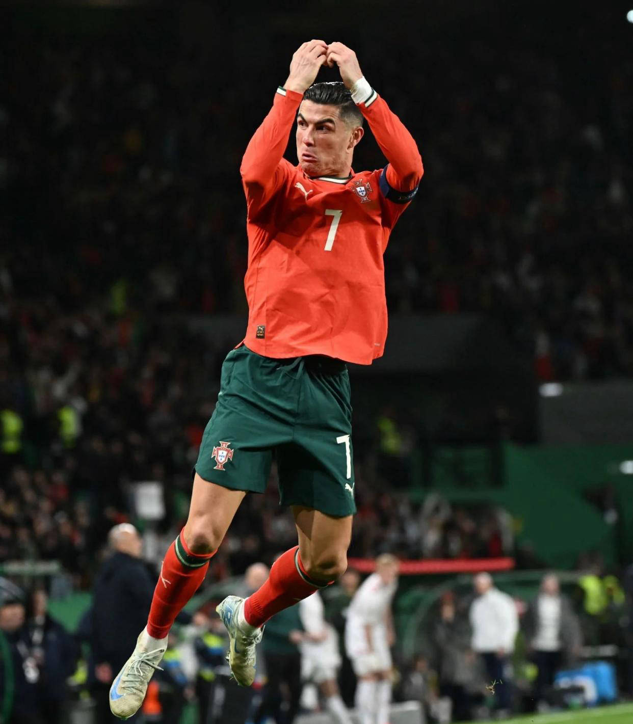 沙特联半场：莫克瓦纳造点+进球，哈森姆2-1拉斯永恒（沙特联半场战报：莫克瓦纳造点并破门，哈森姆暂以2-1领先拉斯永恒）