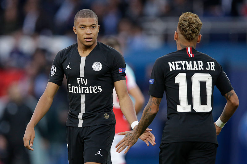 梅西：现代足球的永恒传奇