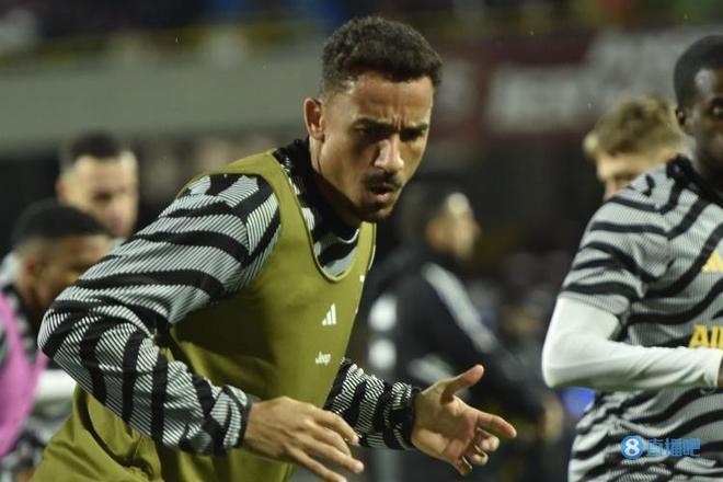 梅西捧起美职联冠军奖杯时，站在一旁的穆勒露出了最真挚的笑容