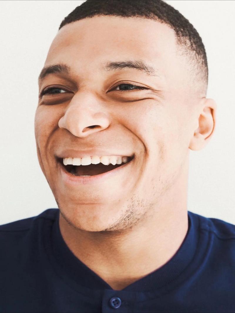 歌名应景，著名歌唱家波切利在世界杯抽签仪式演唱《今夜无人入眠》