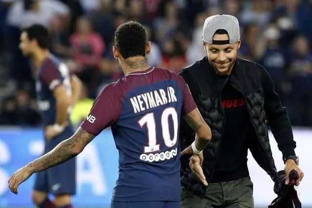 足球国足后防双塔表现稳固（足球国足后防双中卫稳健发挥）